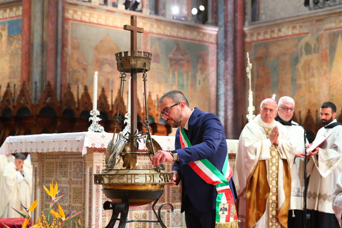SAN FRANCESCO: BIONDI ACCENDE LAMPADA VOTIVA. MARSILIO, “DA ASSISI E ABRUZZO MESSAGGIO DI PACE”