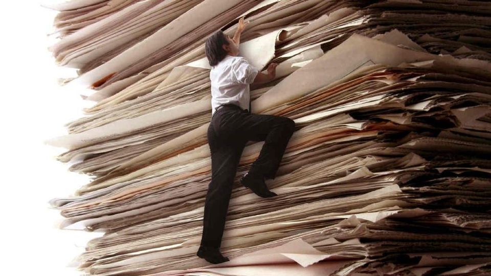 SOMMERSI DA 35MILA PAGINE DI NORME ALL’ANNO: “BUROCRAZIA COSTA UN MILIARDO A IMPRESE ABRUZZESI”