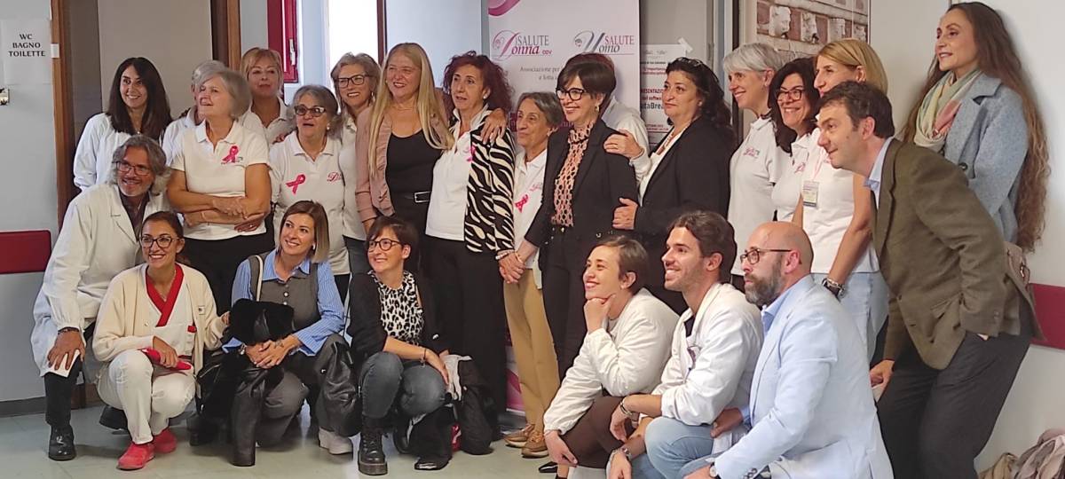 OSPEDALE L’AQUILA: SALUTE DONNA DONA UN DATABREAST A SENOLOGIA