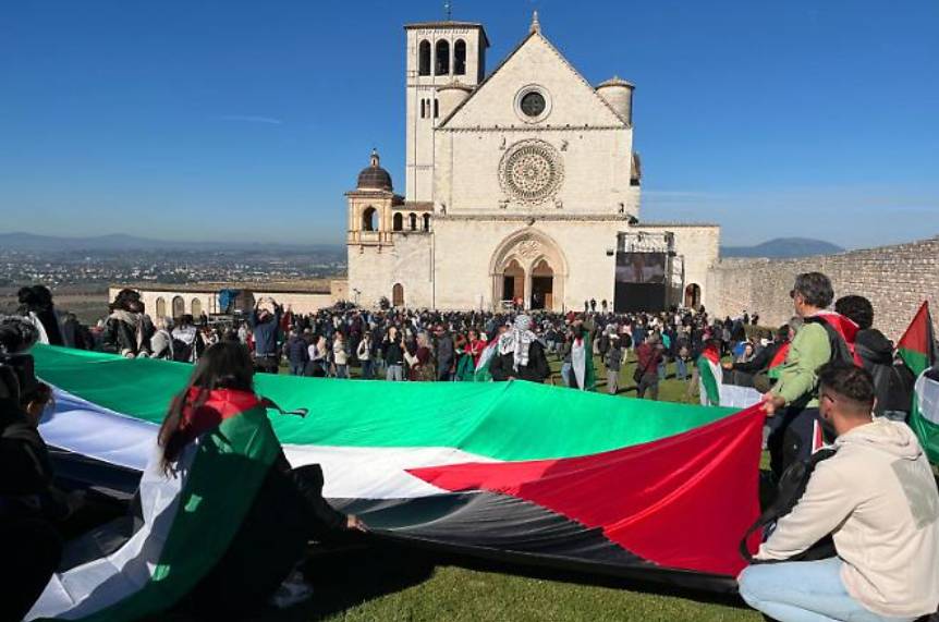SAN FRANCESCO: BANDIERE DELLA PALESTINA DAVANTI ALLA BASILICA DI ASSISI