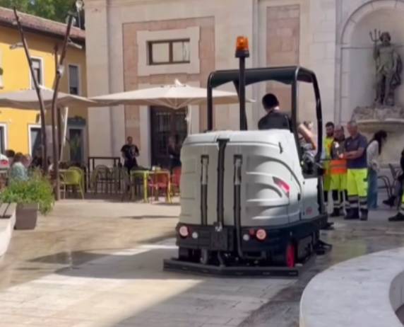 L’AQUILA: “MACCHINARIO PER PULIRE IL CENTRO ESPLOSO”, ROTELLINI, “70MILA EURO PER MEZZO USA E GETTA”