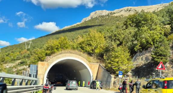 INCIDENTE IN GALLERIA SULLA STATALE 17: FERITO MOTOCICLISTA A PETTORANO SUL GIZIO