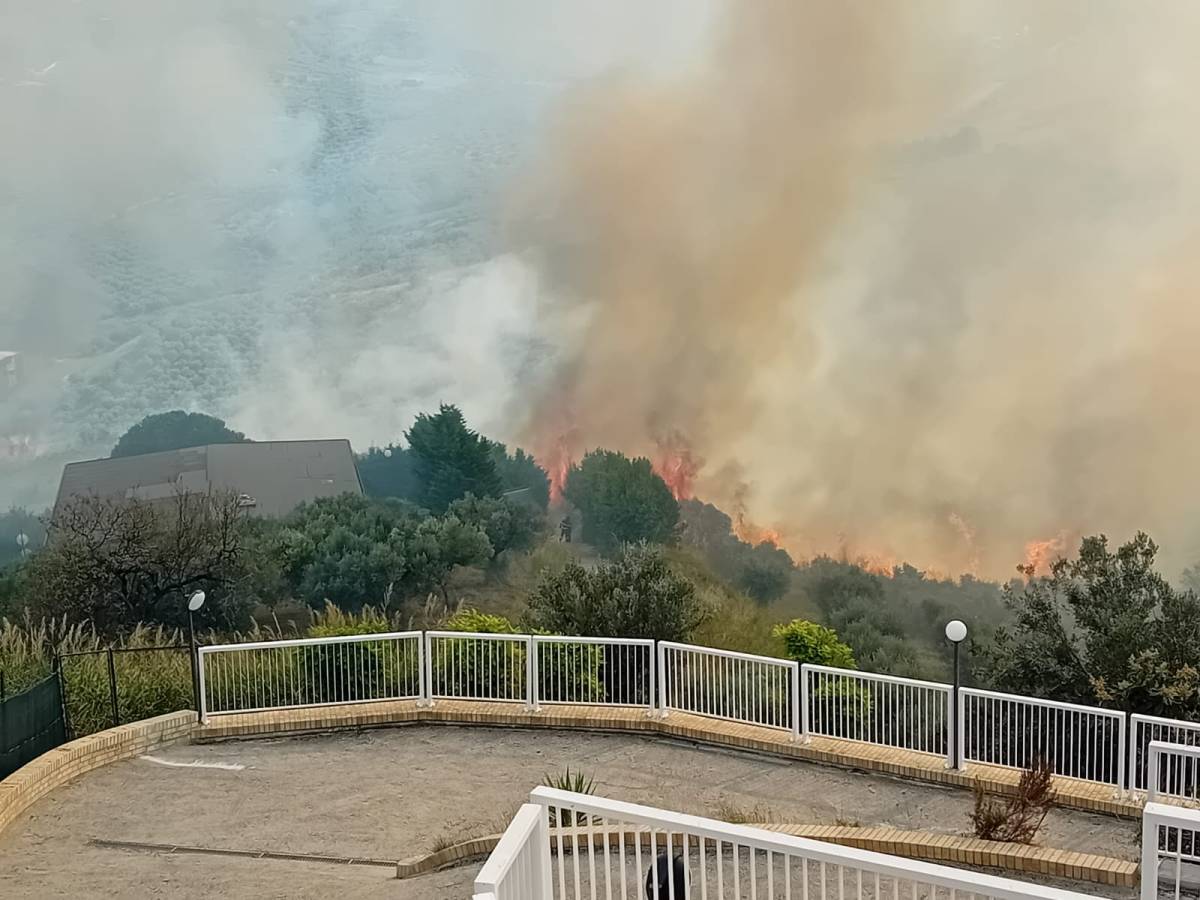 VASTO: INCENDIO DOMATO, TORNANO A CASA LE FAMIGLIE EVACUATE, CONTINUA MONITORAGGIO