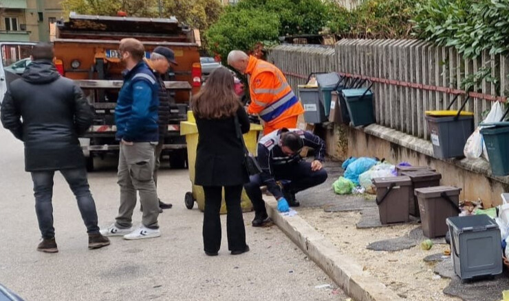 AVEZZANO: MASTELLI ABBANDONATI PER GIORNI IN STRADA, SCATTANO CONTROLLI E SANZIONI