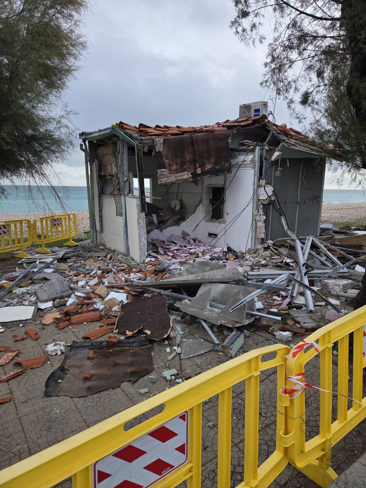 FOSSACESIA MARINA: ASSALTO AL BANCOMAT DELLA NOTTE, BANDITI IN FUGA COL BOTTINO
