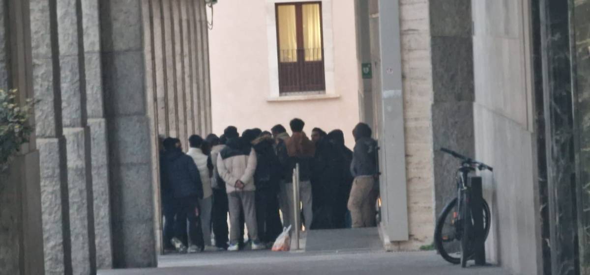 L’AQUILA: NUOVO ASSEMBRAMENTO DI MIGRANTI. BIONDI, “DEPOSITATI DA SCIACALLI, NON DISPONIBILI”