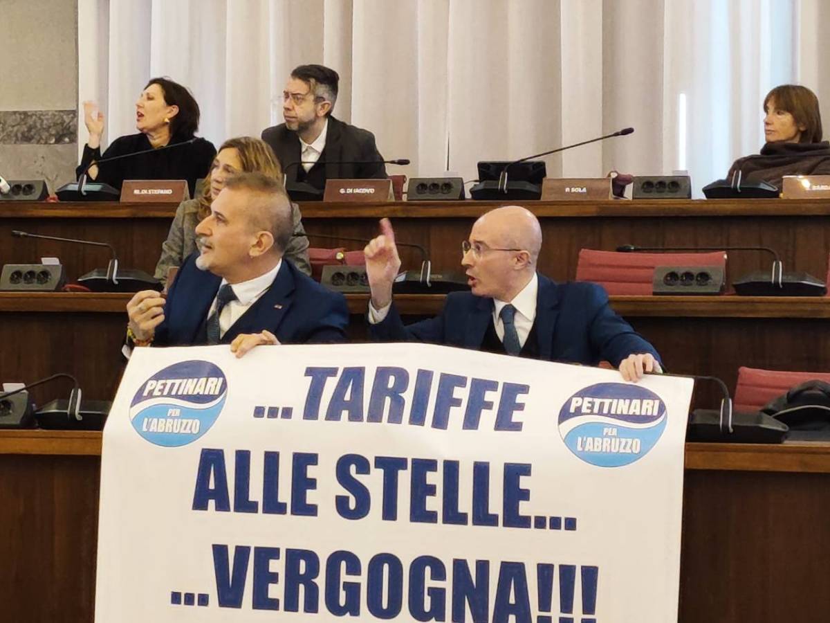 COMUNE PESCARA: CARO PARCHEGGI, TENSIONE IN AULA, POLIZIA LOCALE RIMUOVE STRISCIONE DI PETTINARI
