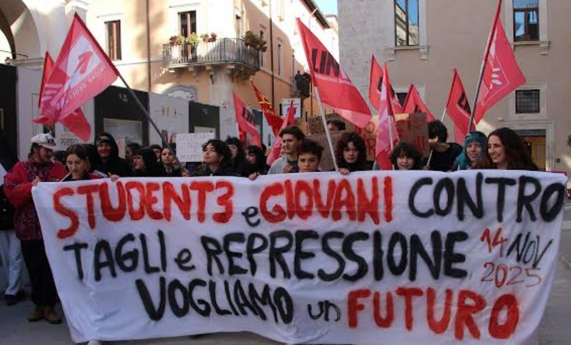 L’AQUILA: STUDENTI E GIOVANI IN PIAZZA, “UN’ALTRA SCUOLA UN ALTRO MONDO È POSSIBILE”