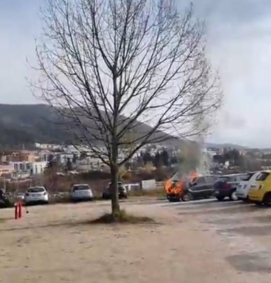 L’AQUILA: AUTO IN FIAMME NEL PARCHEGGIO DELL’OSPEDALE, VIGILI DEL FUOCO ALL’OPERA