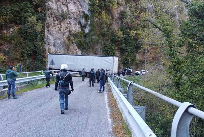 TIR RESTA INCASTRATO SULLA STATALE: CAOS ALLE GOLE DEL SAGITTARIO
