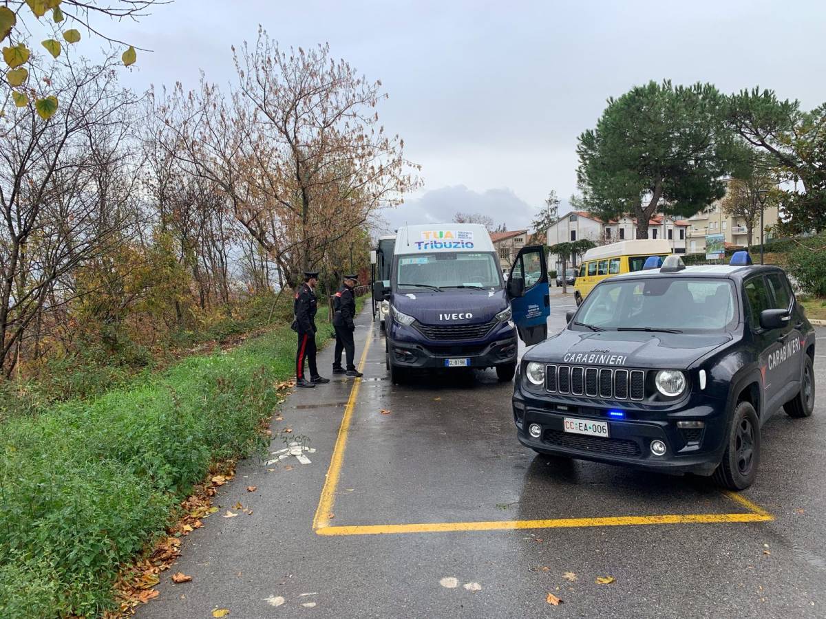 CIVITELLA DEL TRONTO: RUBA NELLA NOTTE BUS IVECO, SUBITO BLOCCATO E ARRESTATO