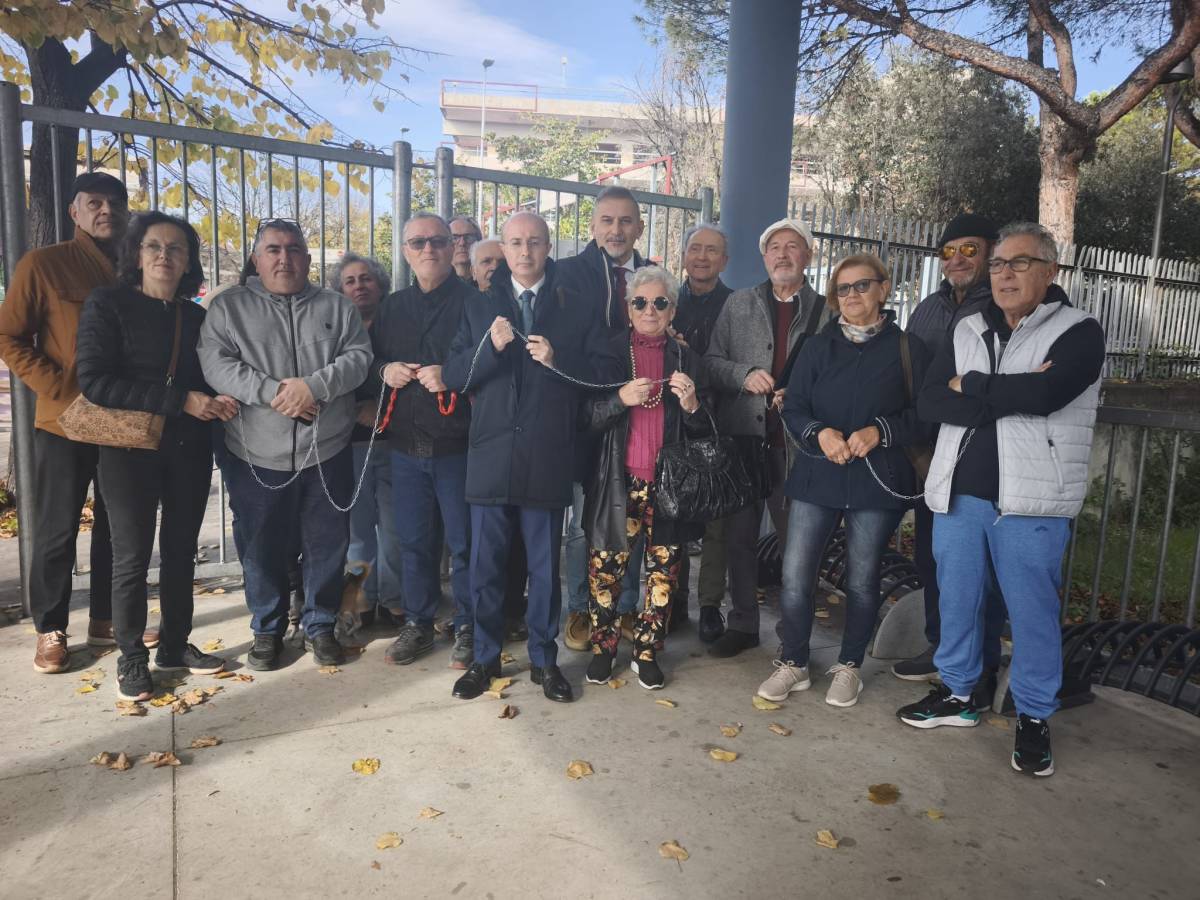 SANITA’ NEL CAOS A PESCARA: PETTINARI E DI PILLO SI INCATENANO DAVANTI ALL’OSPEDALE