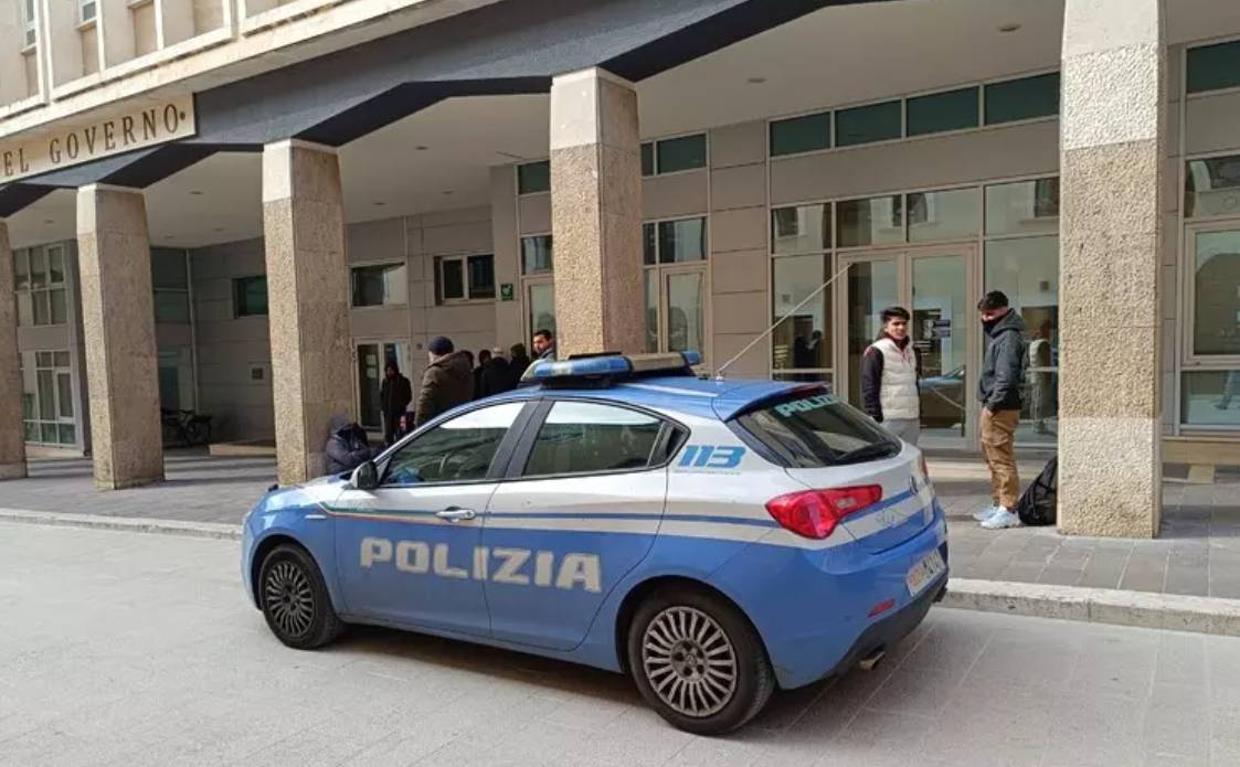 MIGRANTI ALL’AQUILA: “NESSUNO CI HA PORTATI QUI”, LA CITTA’ META IDEALE CONSIGLIATA SU TIK TOK