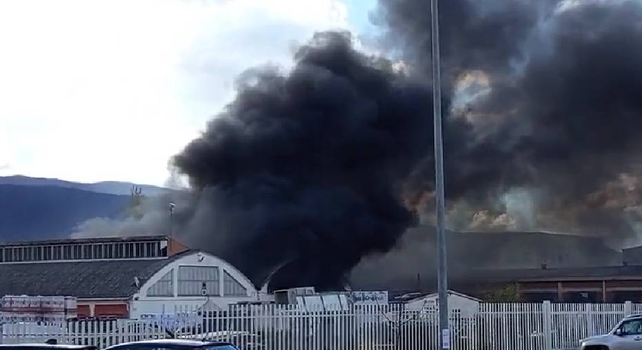 L’AQUILA: INCENDIO IN CAPANNONE FORD DECAR A BAZZANO, VIGILI DEL FUOCO SUL POSTO