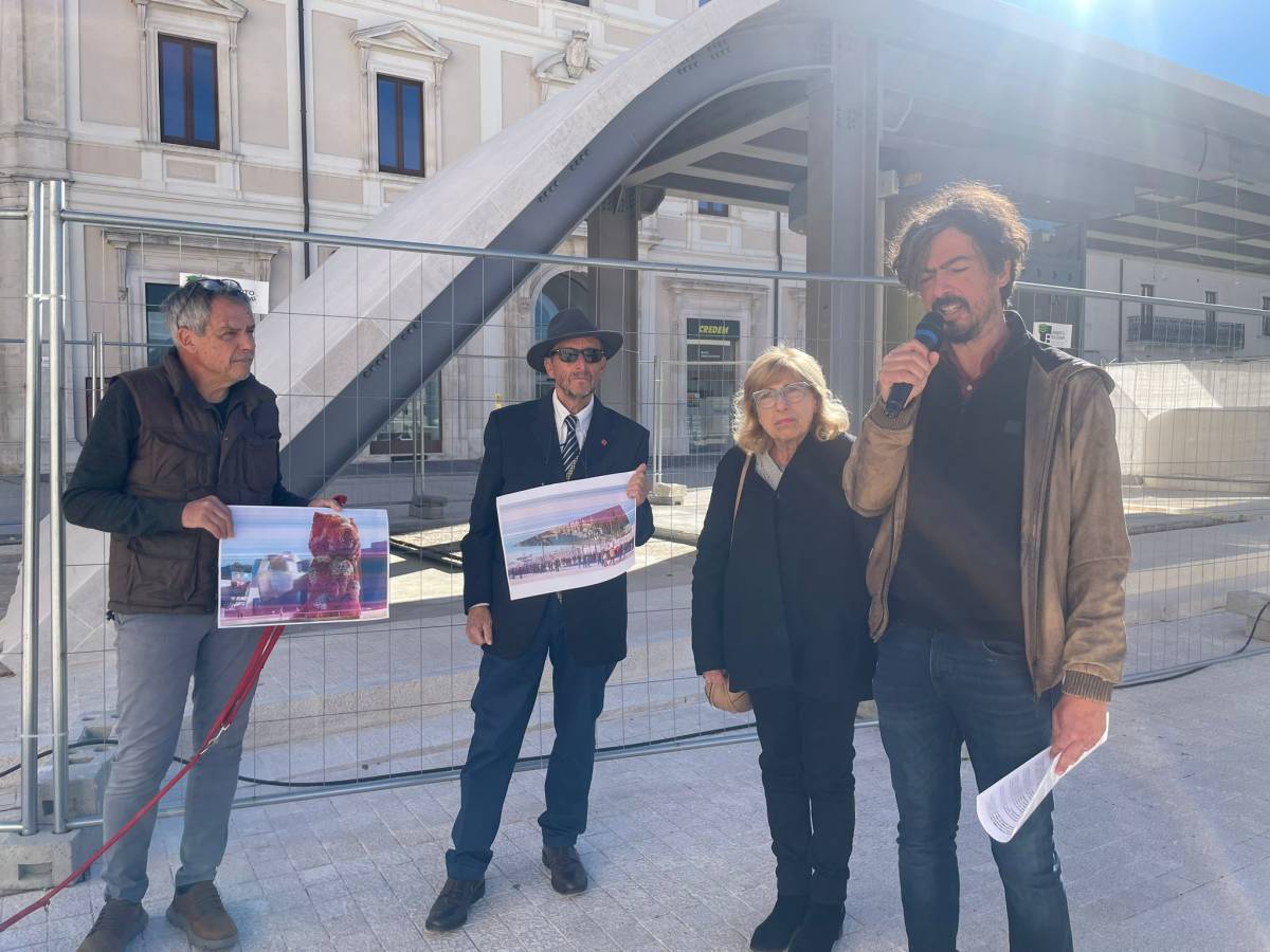 L’AQUILA: IL PD SULLA PENSILINA DELLA DISCORDIA, “EMBLEMA DELLA MANCATA PARTECIPAZIONE”
