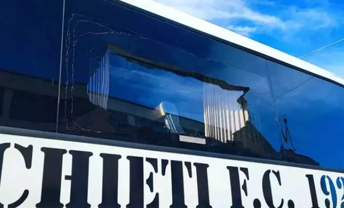 CHIETI: ASSALTO A PIETRATE ALL’AUTOBUS DELLA SQUADRA DI CALCIO, IDENTIFICATI 15 ULTRAS DALLA POLIZIA