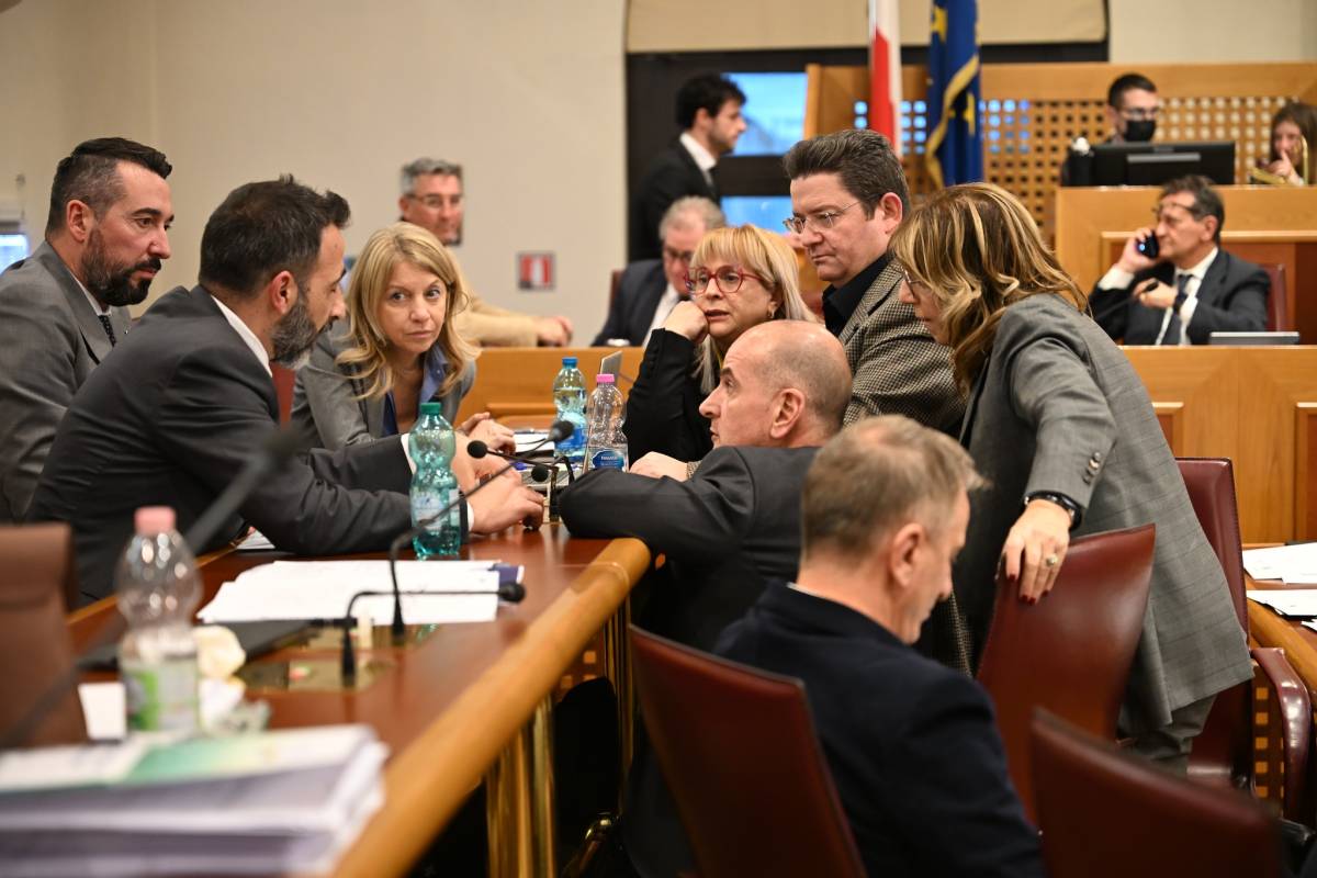 BILANCIO: FUMATA NERA, SLITTA APPROVAZIONE,<br> SALTA ACCORDO TRA MAGGIORANZA E OPPOSIZIONE