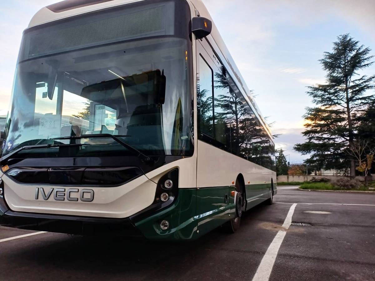 L’AQUILA: IN SERVIZIO PRIMI 5 AUTOBUS ELETTRICI ACQUISTATI CON FONDI PNRR