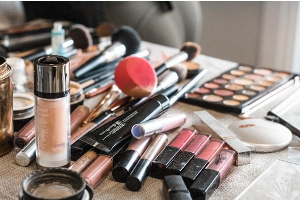 MAKE-UP EFFETTO SECONDA PELLE: I PLUS DEI BRONZER LIQUIDI NELLA ROUTINE QUOTIDIANA