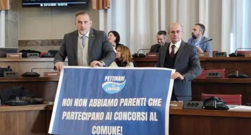 COMUNE PESCARA: SCOPPIA CASO PARENTOPOLI, PETTINARI ESPONE STRISCIONE, E’ BAGARRE