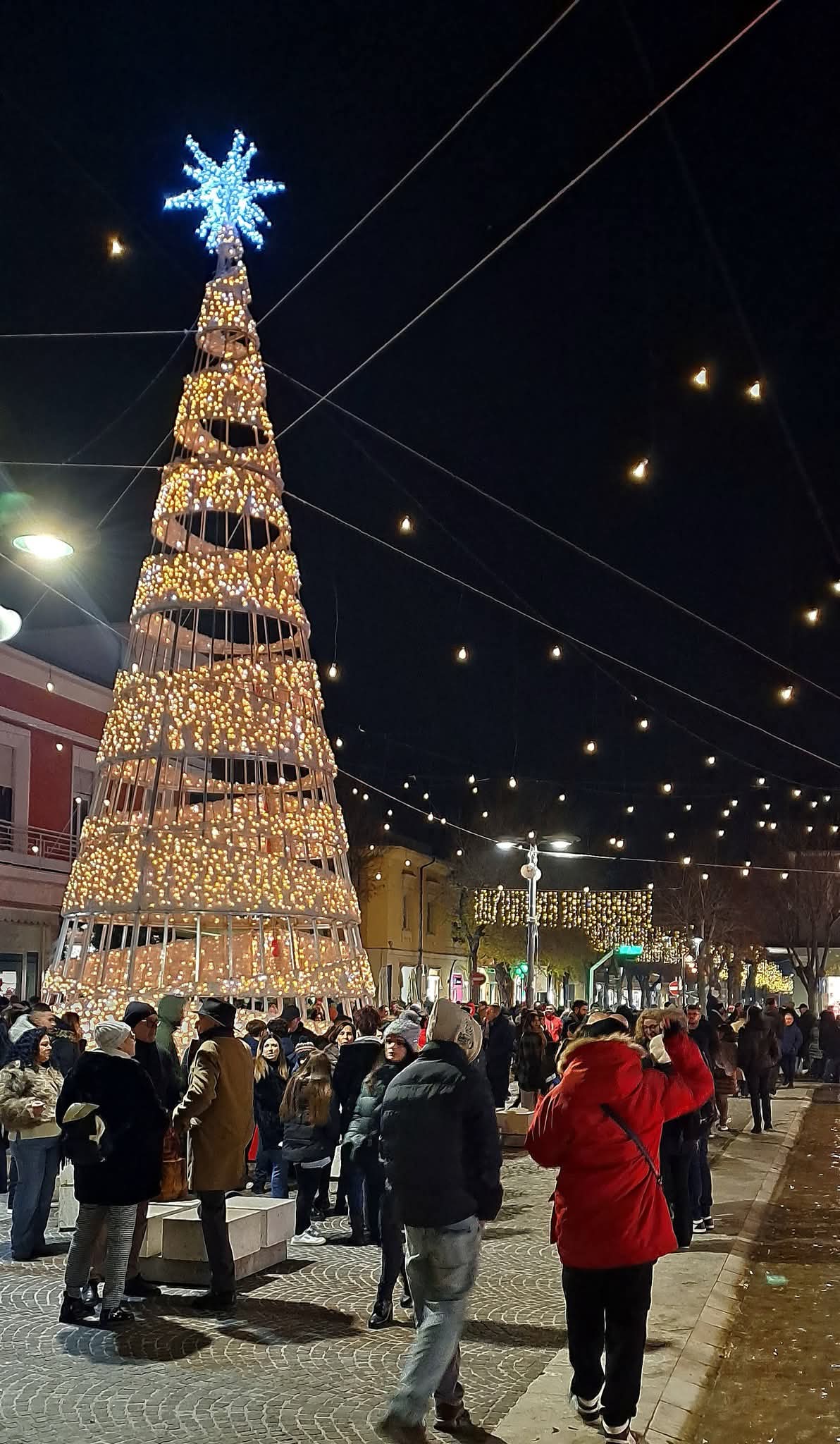 FESTA AD AVEZZANO PER L’ACCENSIONE DELL’ALBERO DI NATALE E DELLE LUMINARIE IN CENTRO