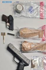 PESCARA: RECUPERATA UNA PISTOLA LANCIARAZZI E DROGA IN UN B&B DOPO UN BLITZ DELLA POLIZIA