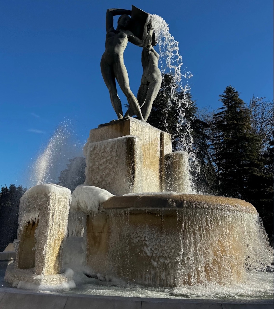 L’AQUILA: CITTA’ NELLA MORSA DEL FREDDO, LA BELLEZZA DELLA FONTANA LUMINOSA GHIACCIATA