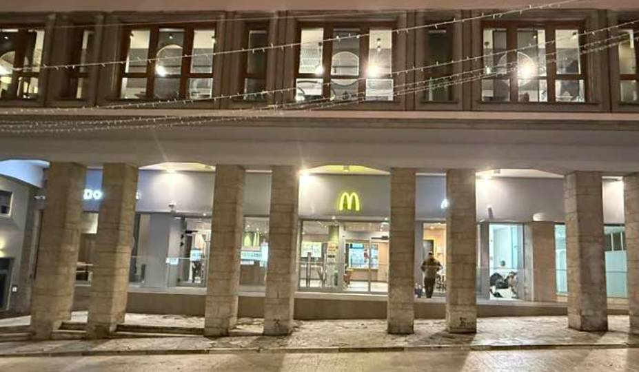 L’AQUILA: MC DONALD APRE OGGI I BATTENTI IN PIENO CENTRO STORICO, 1.100 METRI QUADRATI SU DUE PIANI