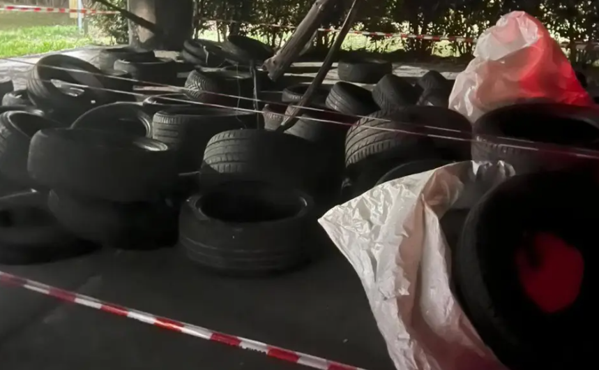 NUOVO INCENDIO AL PROGETTO CASE DI BAZZANO: BRUCIATI TRENTA PNEUMATICI