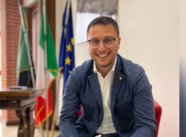 “NO MIGRANTI OSPITATI IN CHIESA”: È BUFERA, CSX CONTRO DE SANTIS, “DISUMANO, VA CACCIATO DA GIUNTA”