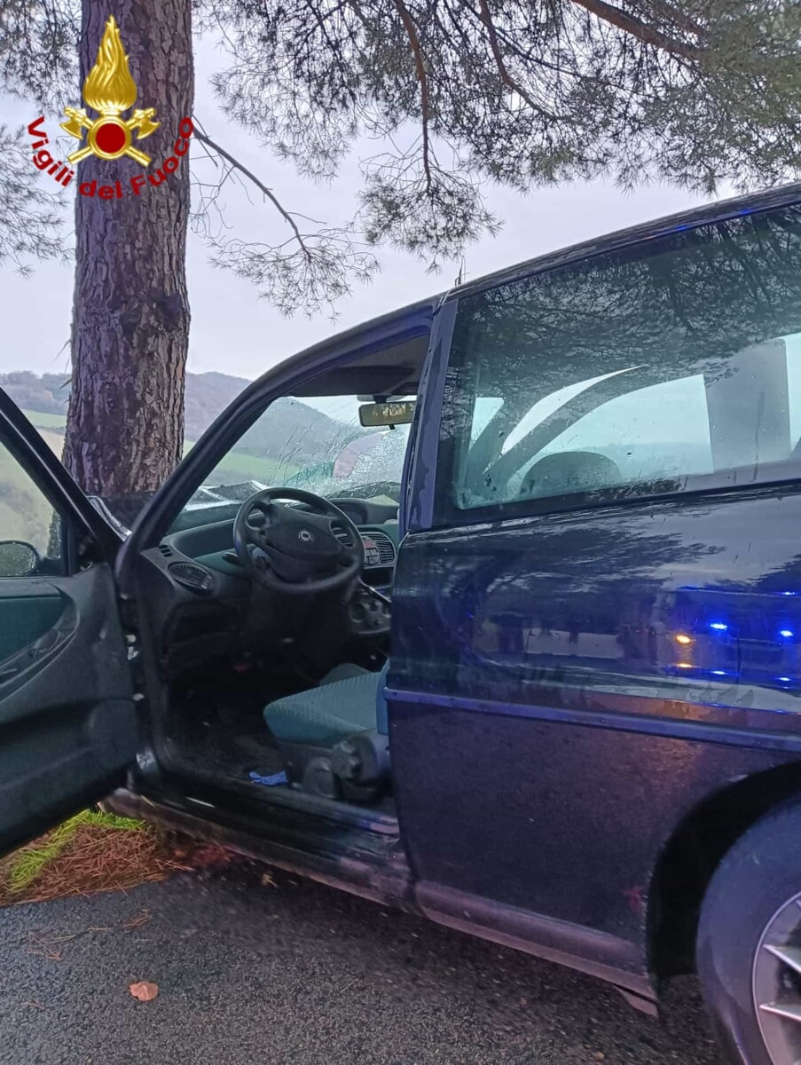 GISSI:  TRAGICO INCIDENTE CON UN MORTO E UN FERITO, AUTO FINISCE CONTRO ALBERO
