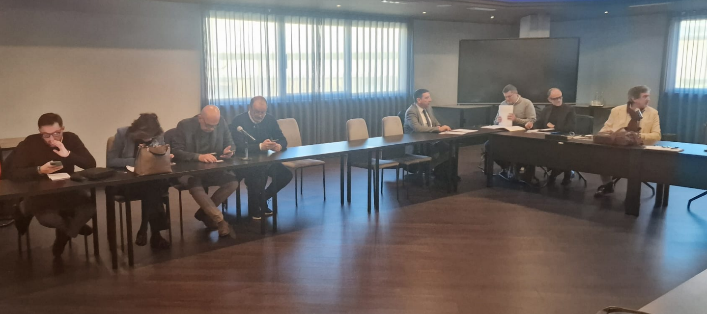 COLLEGIO UNICO: MARSILIO IMPONE TAPPE FORZATE, <BR>ALL’ANGOLO FRONDA GATTI, CDX PER ORA SI PIEGA