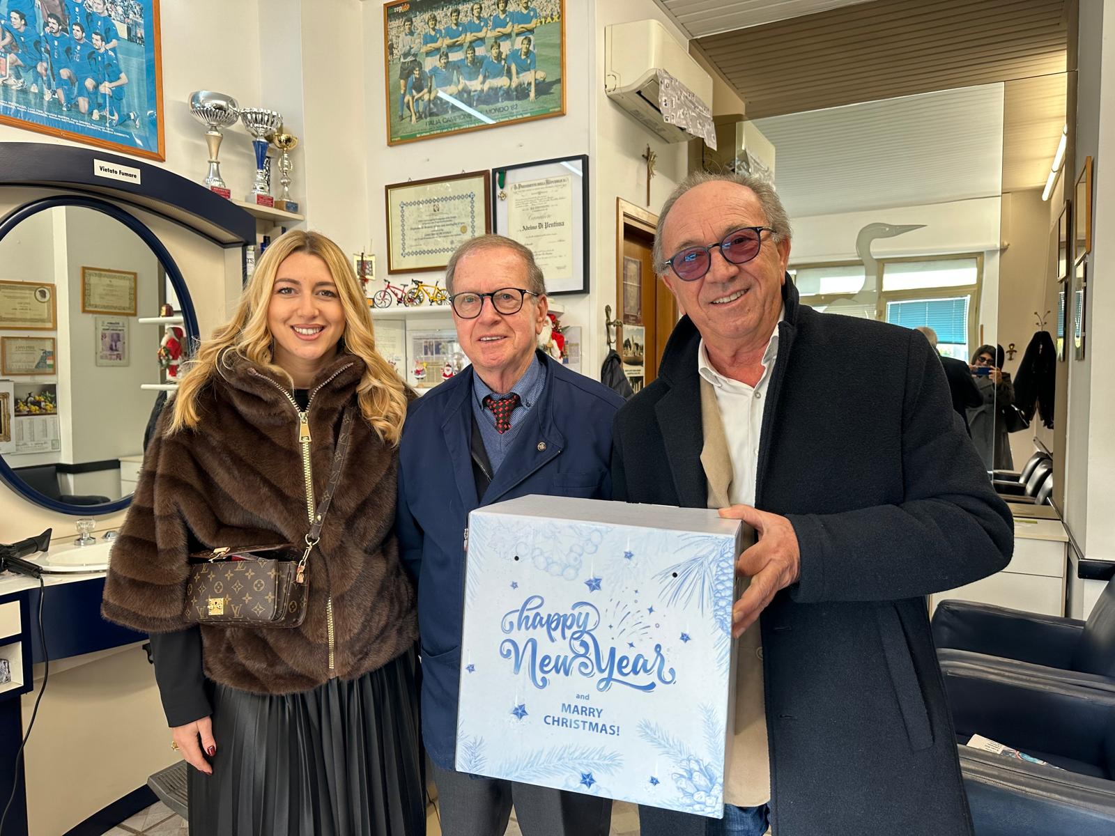 76 ANNI DI BARBA E CAPELLI: IL SINDACO DI MANOPPELLO PREMIA LO STORICO BARBIERE DI PENTIMA