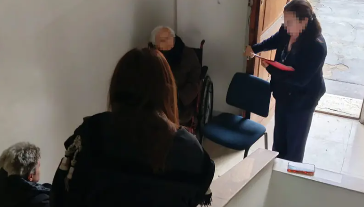 SULMONA: UDIENZA CON DISABILE IN CORRIDOIO, ASCENSORE ROTTO, “MORTIFICANTE”