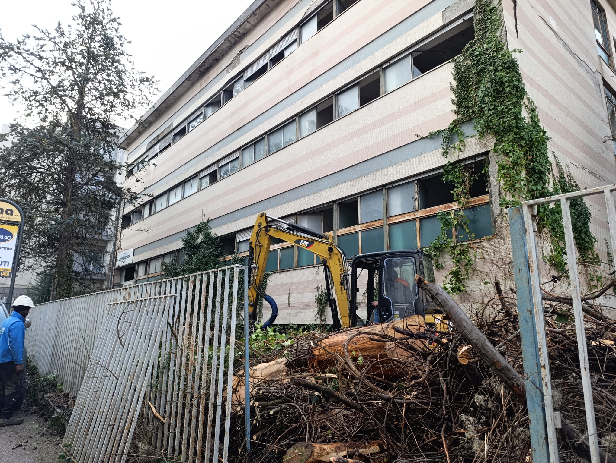 L’AQUILA: AL VIA LO SGOMBERO DELL’IMMOBILE EX INAM DOVE SORGERA’ UN PARCHEGGIO