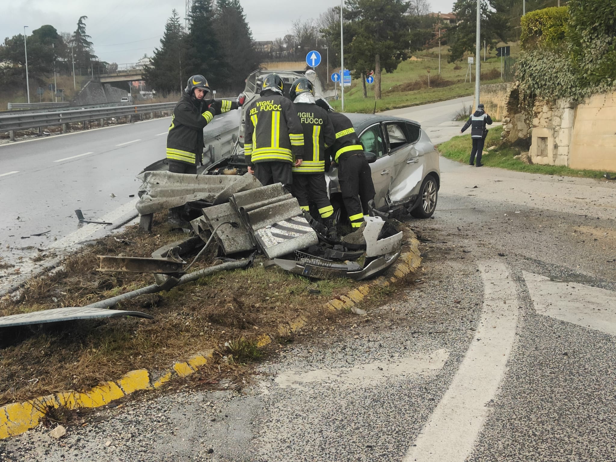 L’AQUILA: UN ALTRO PAUROSO SCHIANTO IN SUPERSTRADA, SOLO CONTUSIONI PER IL CONDUCENTE DELL’AUTO
