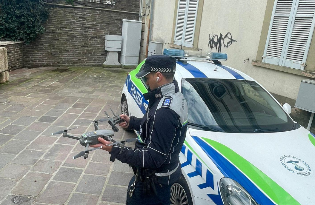 FOSSACESIA: LA POLIZIA LOCALE SI DOTA DI UN DRONE, “PIÙ CONTROLLI E PREVENZIONE SUL TERRITORIO”