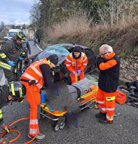 L’AQUILA: SCHIANTO TRA BUS E MEZZO ASM E FRONTALE TRA AUTO CON FERITI, INFERNO SULLA STATALE 80