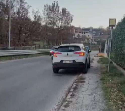L’AQUILA: FERMATA SCUOLABUS IN MEZZO ALLA STRADA IN PIENA CURVA, “GRAVE PERICOLO PER BAMBINI”