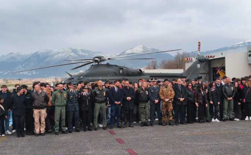 CORSO DI CULTURA AERONAUTICA: ALL’AQUILA VOLO DIMOSTRATIVO SU ELICOTTERO HH-139