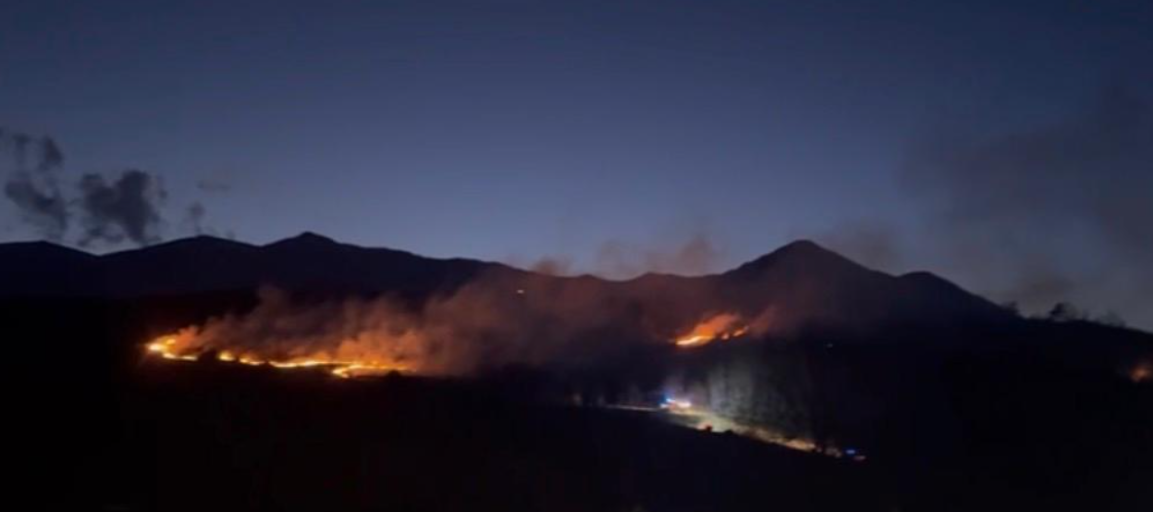 VASTO INCENDIO NELL’ALTO SANGRO: VIGILI DEL FUOCO E FORZE DELL’ORDINE SUL POSTO