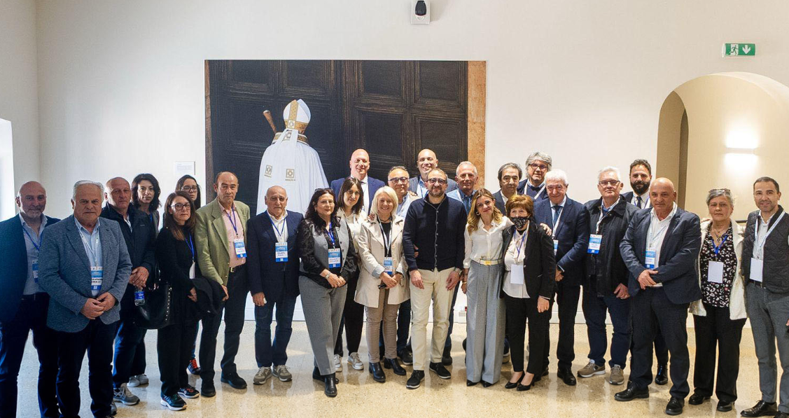L’AQUILA 2026: SINDACI ARRABBIATI SU GESTIONE.<br> IN 5: “BRAVI FICO E BIONDI”, SMENTITA DI FACCIATA