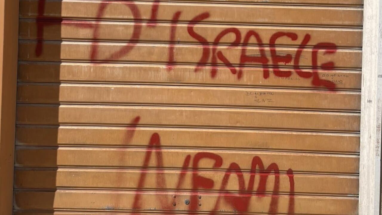 PESCARA: VANDALIZZATA LA SEDE DI FDI, “ATTO VERGOGNOSO E IGNOBILE”