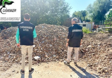 SEQUESTRATA DISCARICA ABUSIVA A SPOLTORE: DUE INDAGATI E MULTA PER CANI TROVATI LEGATI A UNA CATENA