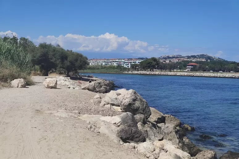 CITTA’ SANT’ANGELO: DOMATO NELLA NOTTE AMPIO INCENDIO DI STERPAGLIE. L’AREA MONITORATA DAI POMPIERI
