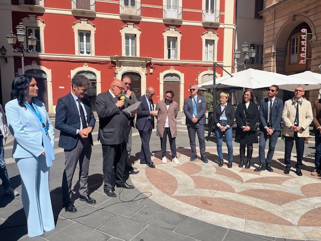 VOTO CHIETI: COLANTONIO PRESENTA CANDIDATI IN PIAZZA, “SQUADRA COMPATTA E PREPARATA”