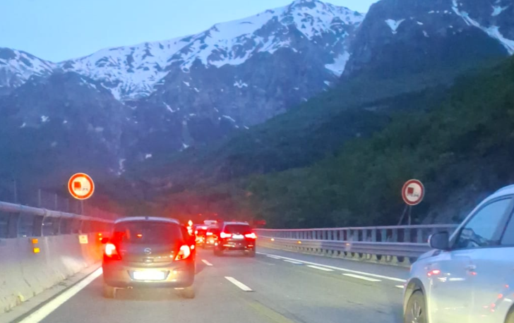 A24: TRAFFICO BLOCCATO IN DIREZIONE L’AQUILA, LUNGHE FILE AL TRAFORO