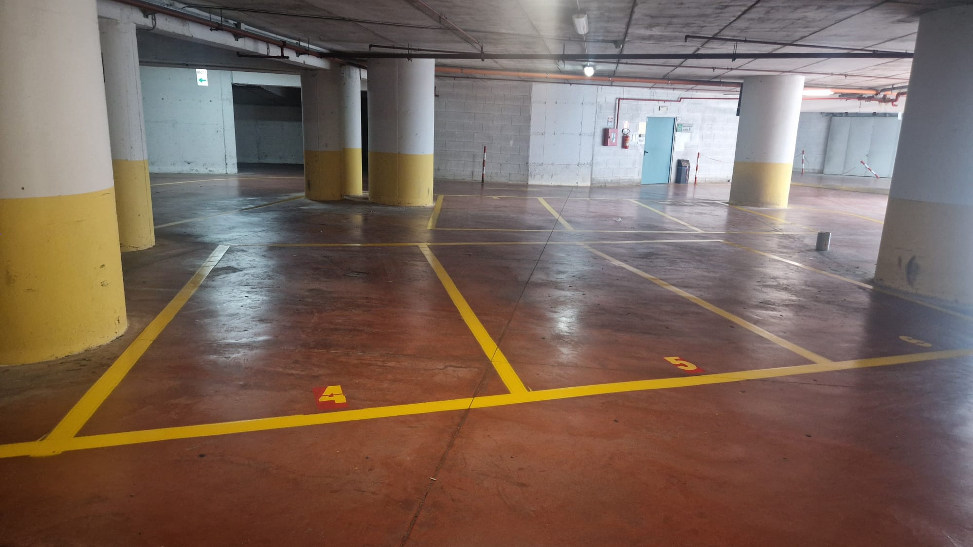 PARCHEGGIO CENTRO DIREZIONALE STRINELLA 88 L’AQUILA: COMPLETATO RIFACIMENTO SEGNALETICA A TERRA PER 89 STALLI