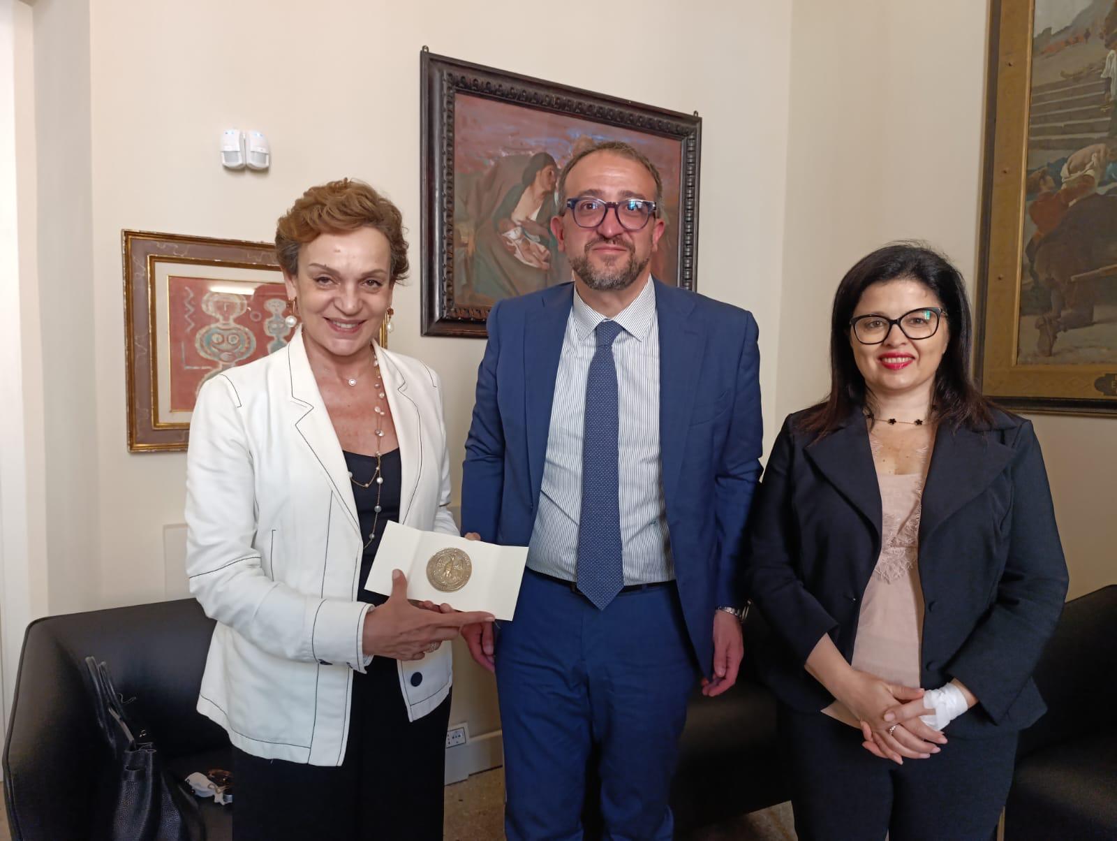 L’AQUILA: L’AMBASCIATRICE DEL LIBANO IN ITALIA RICEVUTA A PALAZZO MARGHERITA DAL SINDACO