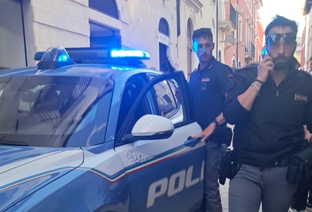 L’AQUILA: BIMBO SPARISCE IN CENTRO, UNA DONNA LO NOTA E CHIAMA LA POLIZIA, ALLARME RIENTRATO